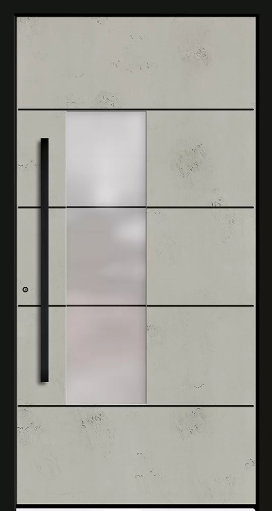 Nowoczesne, jasnoszare drzwi wejściowe o fakturze betonu z wąskim pionowym panelem matowego szkła podzielonym na cztery sekcje i długim czarnym uchwytem po lewej.