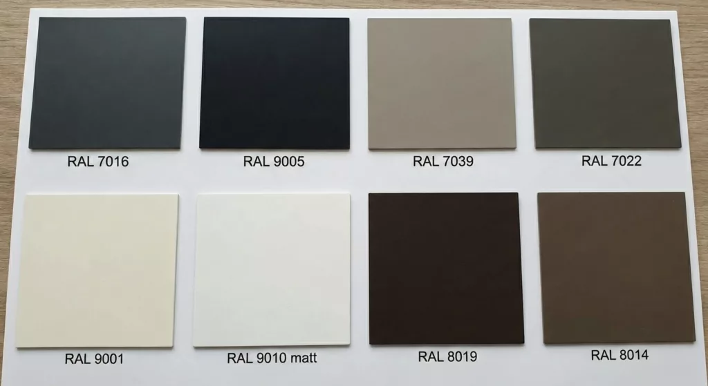 Próbnik kolorów RAL: 7016, 9005, 7039, 7022 (góra) oraz 9001, 9010 matt, 8019, 8014 (dół) – kwadratowe próbki.